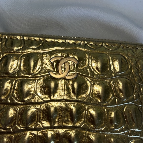Chanel Egyptian Gold Croc Embossed Zip Around Card Holder - Picture 3 of 16